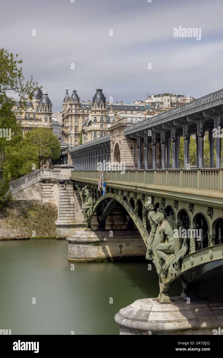Ponte Bir-Hakeim che attraversa la Senna a Parigi, portando la linea 6 della metropolitana sotto drammatici archi e colonne in acciaio. Foto Stock