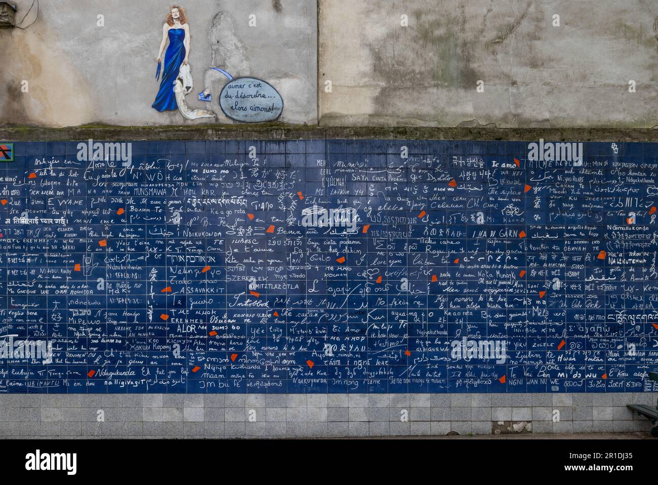 Muro dell'Amore a Montmartre, Parigi, con "Ti amo" scritto in centinaia di lingue su piastrelle smaltate blu. Foto Stock