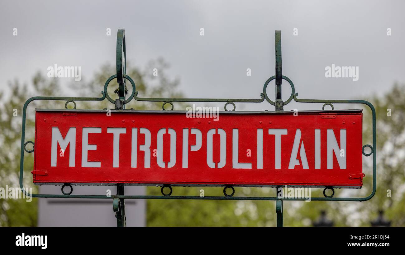 Insegna e ingresso della metropolitana di Parigi su una strada cittadina, con un caratteristico design storico Art Nouveau nella capitale francese. Foto Stock