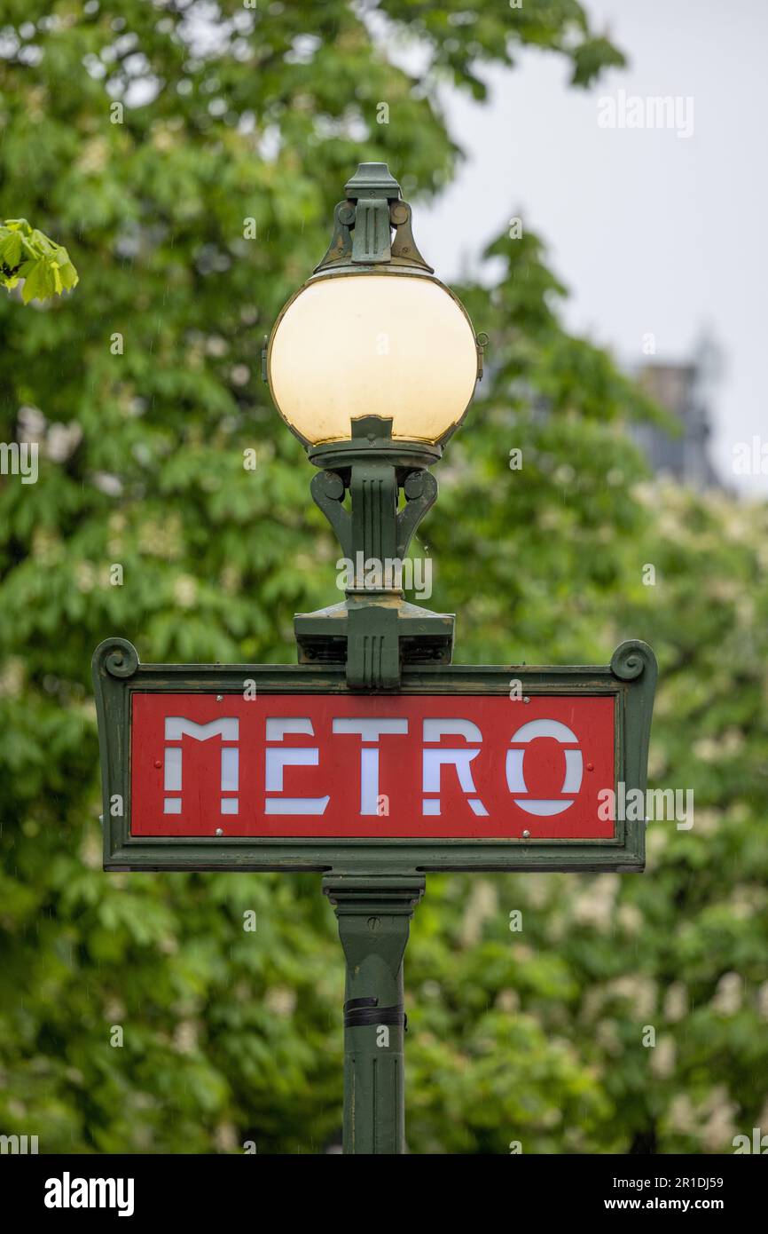 Insegna e ingresso della metropolitana di Parigi su una strada cittadina, con un caratteristico design storico Art Nouveau nella capitale francese. Foto Stock