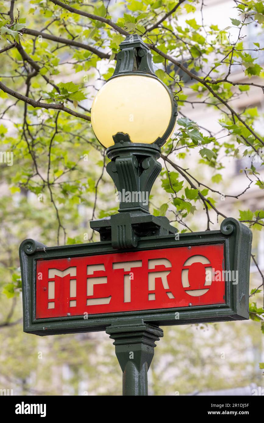 Insegna e ingresso della metropolitana di Parigi su una strada cittadina, con un caratteristico design storico Art Nouveau nella capitale francese. Foto Stock