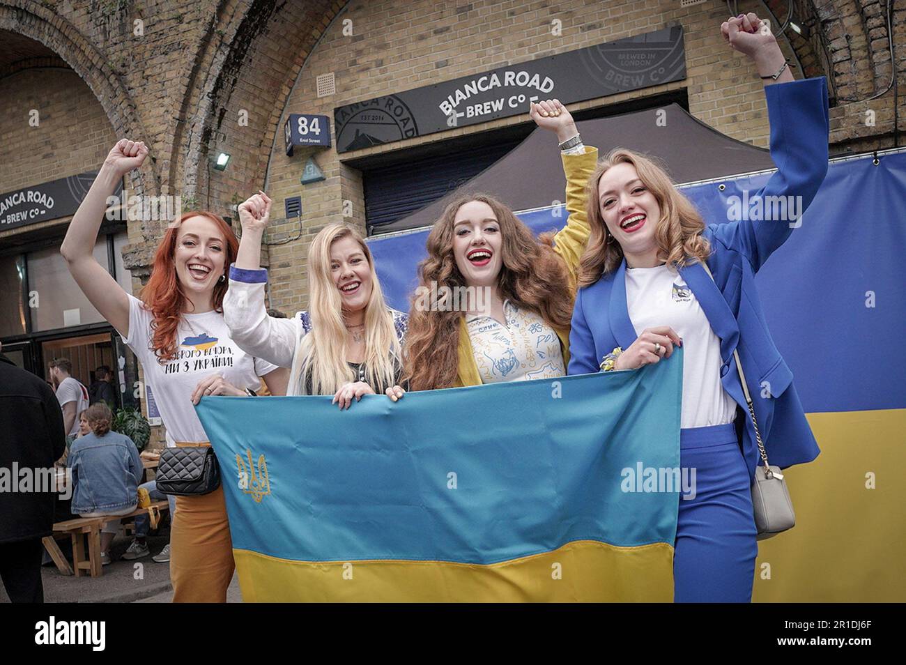 Londra, Regno Unito. 13th maggio 2023. Gli ucraini britannici si riuniscono pronti a celebrare le finali di Eurovisione 2023 presso la Birreria Bianca Road di Bermondsey. Le speranze sono puntate sull'ingresso degli ucraini - Heart of Steel di Tvorchi. L’evento Eurovisione Charity Party è organizzato da Women Fight for Ukraine, un movimento patriottico guidato da donne che sostiene la resistenza dell’Ucraina all’aggressione russa in atto. L-R Xenia, Anna, Alisa e Dasha. Credit: Guy Corbishley/Alamy Live News Foto Stock