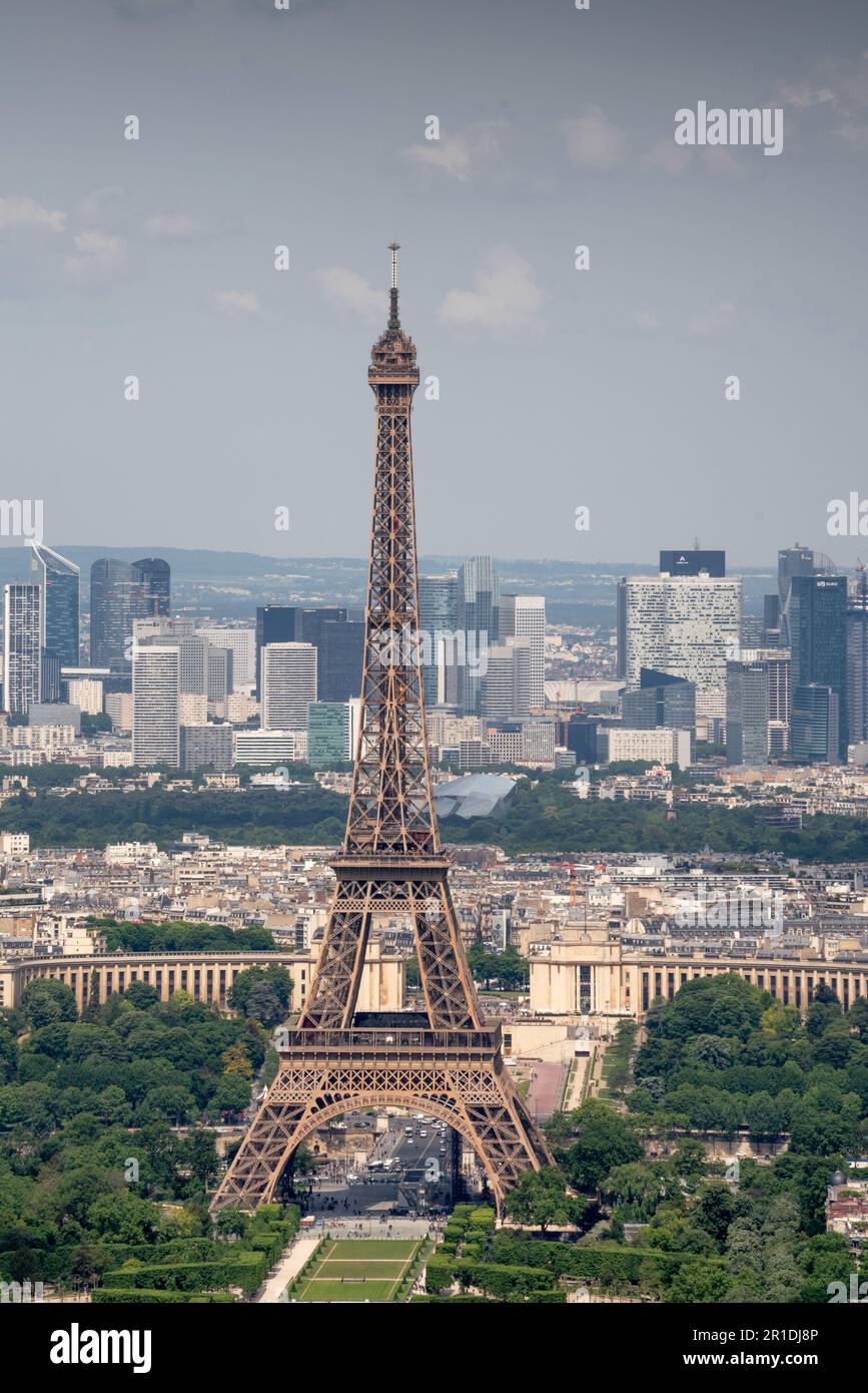 Parigi e la Torre Eiffel sono viste dal centro di Parigi. popolare destinazione turistica. Foto Stock