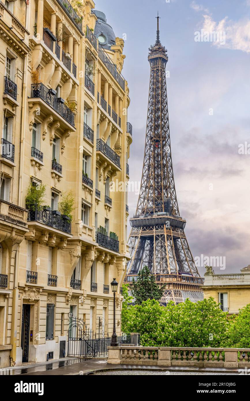 Parigi e la Torre Eiffel sono viste dal centro di Parigi. popolare destinazione turistica. Foto Stock