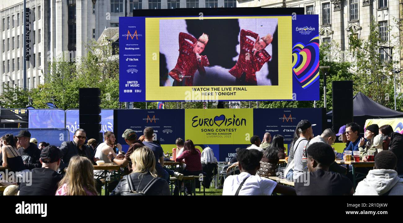 Manchester, Regno Unito, 13th maggio 2023. Manchester sta trasformando Piccadilly Gardens in una zona fan gratuita dell'Eurovisione con una trasmissione live della Grand Final il sabato sera. I tifosi guardano i grandi schermi per godersi le riprese di Eurovisione del sabato pomeriggio. L'ingresso nella zona dei fan è gratuito. Credit: Terry Waller/Alamy Live News Foto Stock