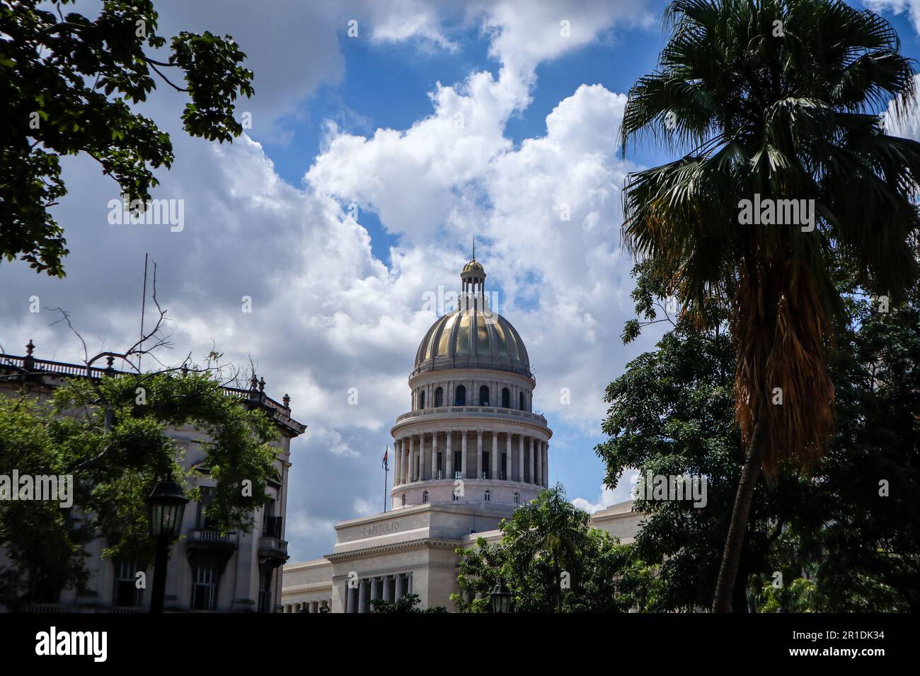 I motivi in piastrelle a l'Avana sono un vivace mosaico di colori e disegni, adornando le strade e gli edifici della città con fascino unico e fascino culturale Foto Stock