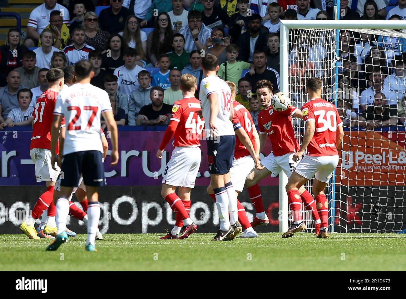 Bolton, Regno Unito. 13th maggio, 2023. Liam Kitching di Barnsley ferma un colpo sulla linea. EFL Skybet Football League One Play Off semi final, 1st leg match, Bolton Wanderers / Barnsley presso lo stadio dell'Università di Bolton a Bolton, Lancs sabato 13th maggio 2023. Questa immagine può essere utilizzata solo per scopi editoriali. Solo per uso editoriale, foto di Chris Stading/Andrew Orchard sports photography/Alamy Live news Credit: Andrew Orchard sports photography/Alamy Live News Foto Stock