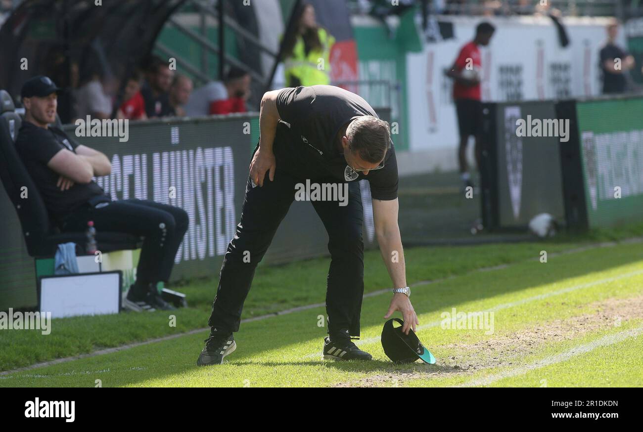 Muenster, Germania. 13th maggio, 2023. firo: calcio 13.05.2023, campionato regionale, campionato regionale, 2022/2023, campionato regionale ovest, Jerk round, 34th giorno di partita SC Preussen Munster, SCP, Prussia Muenster - Rot Weiss Ahlen 3:0, Prussia Munster alza, su, aumento cerimonia di premiazione Sascha Hildmann, intera figura, raccoglie, suo, cap Credit: dpa/Alamy Live News Foto Stock