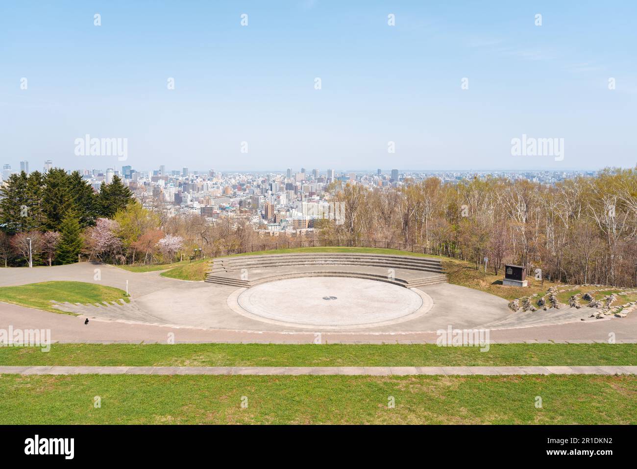 Vista panoramica della città di Sapporo e del parco commemorativo di Asahiyama in primavera a Sapporo, Hokkaido, Giappone Foto Stock