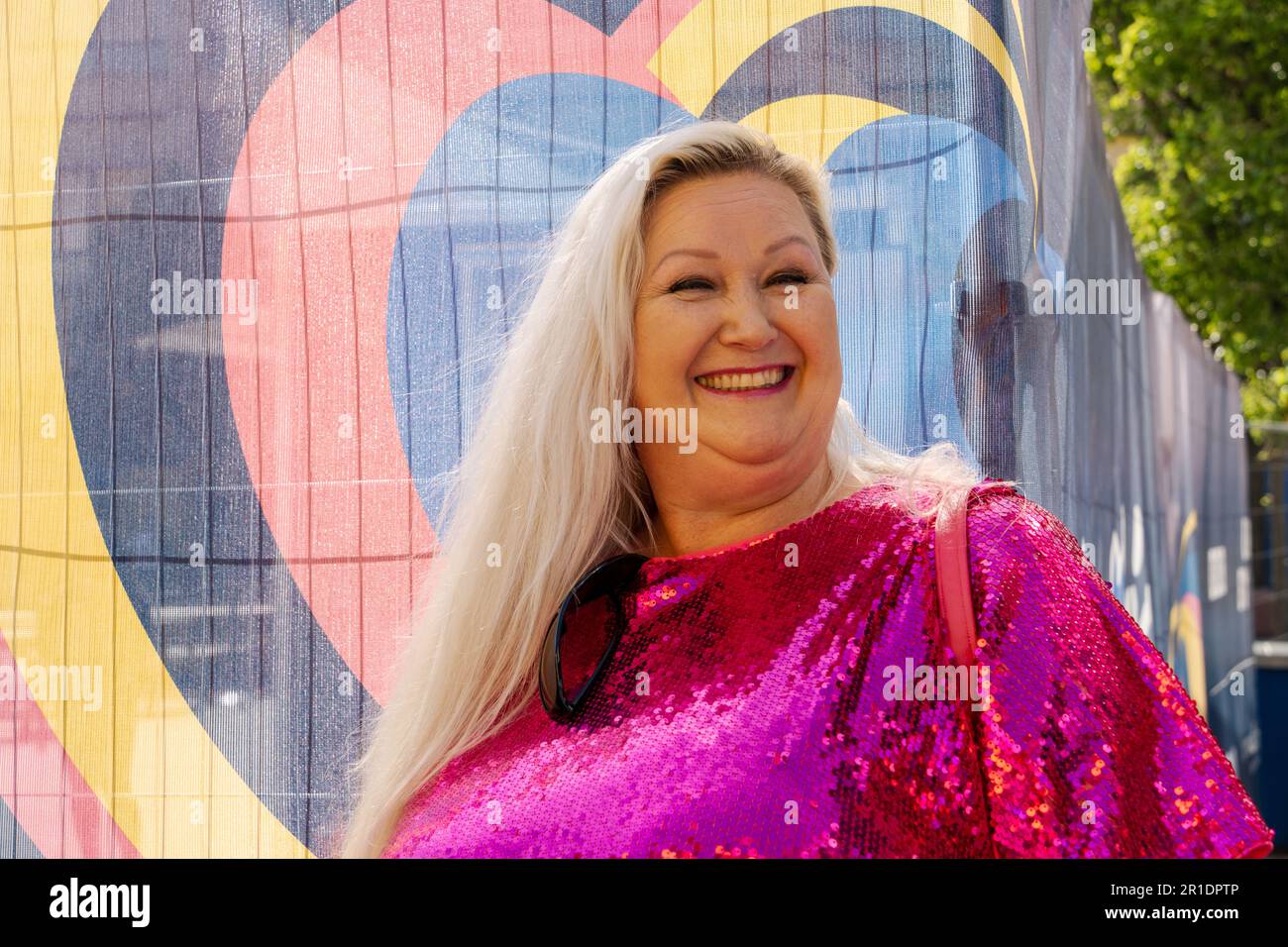 Newcastle upon Tyne, Regno Unito. 13 maggio 2023. Eurovision 2023 Final Party inizia in città con un grande schermo che mostra l'evento. Crediti: Hazel Plater/Alamy Live News Foto Stock
