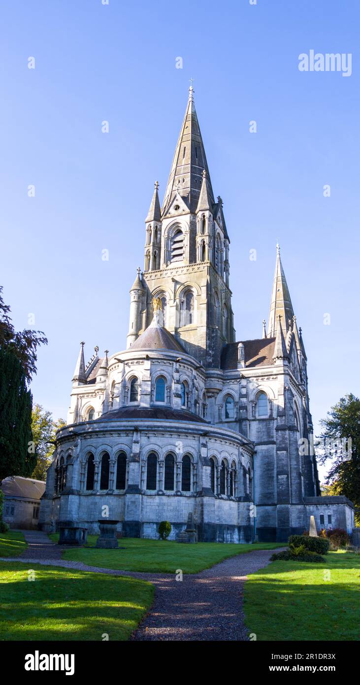 Vista della vecchia cattedrale cristiana del 19th ° secolo nella città irlandese di Cork. Architettura religiosa cristiana in stile neogotico. Cattedrale Foto Stock