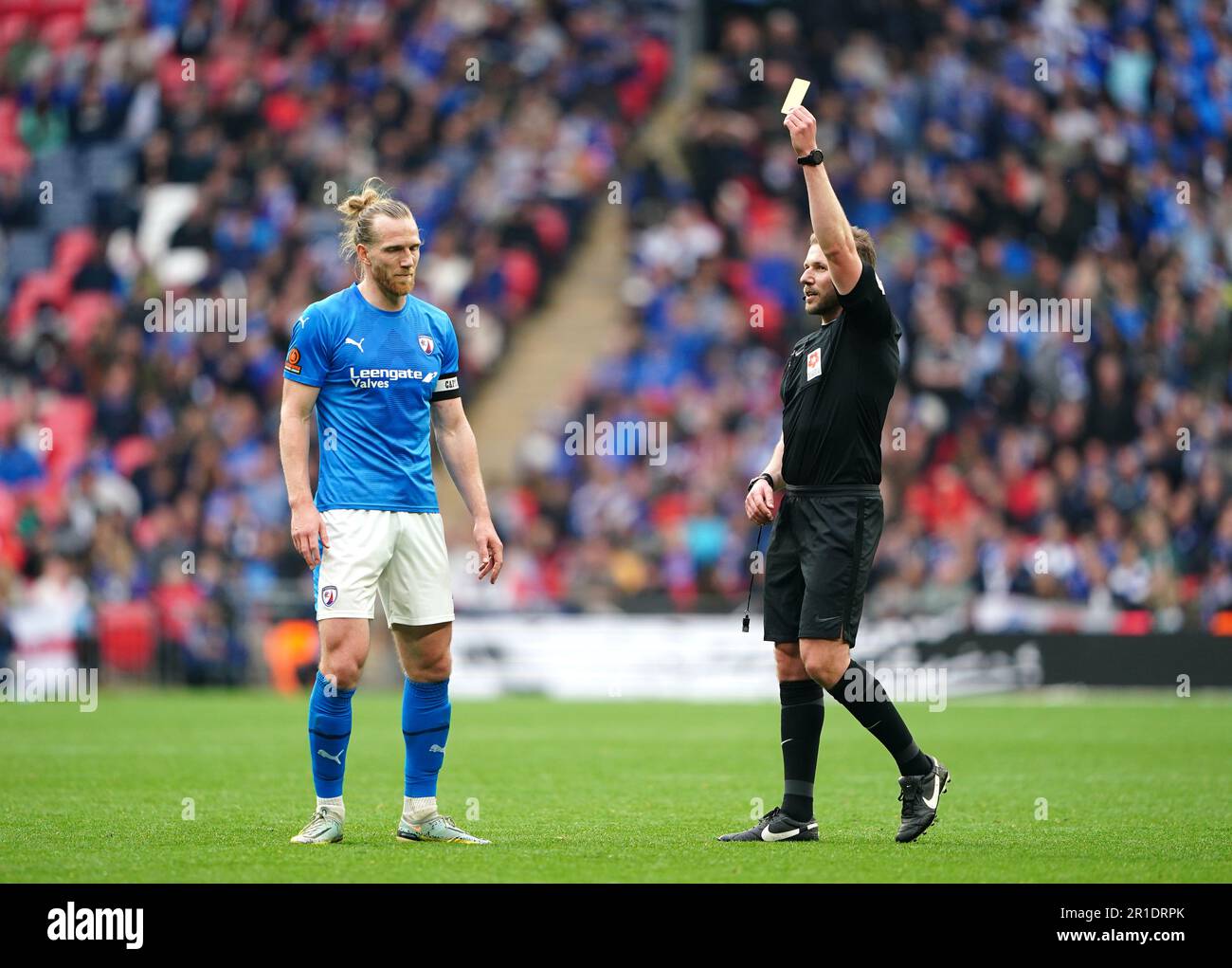 Jamie Grimes di Chesterfield ha mostrato una carta gialla dell'arbitro Matt Corlett durante la finale di play-off della Vanarama National League al Wembley Stadium, Londra. Data immagine: Sabato 13 maggio 2023. Foto Stock