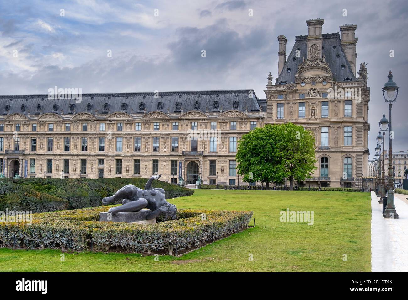 Parigi, Francia - Aprile 24 2023: Magnifici edifici e statua al Giardino delle Tuileries a Parigi in primavera - Jardin des Tuileries Vista panoramica Foto Stock