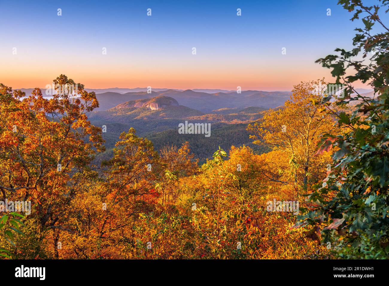 Pisgah National Forest, North Carolina, USA a guardare Glass Rock durante la stagione autunnale al mattino. Foto Stock