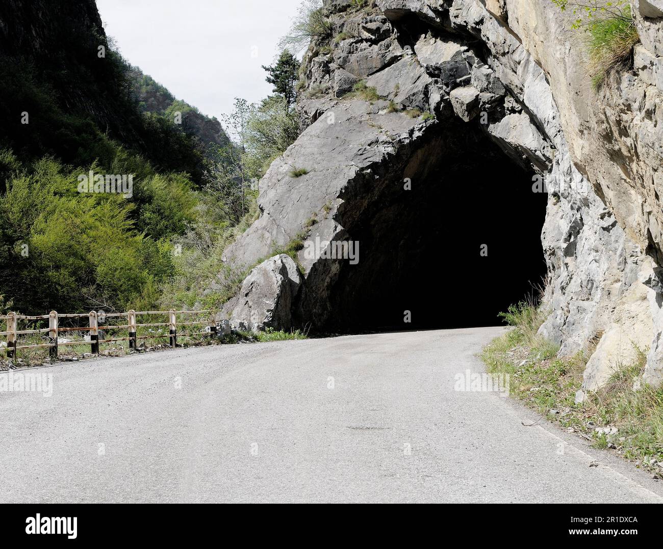 Tunnel sulla strada alpina, Cuneo, Piemonte, Italia Foto Stock