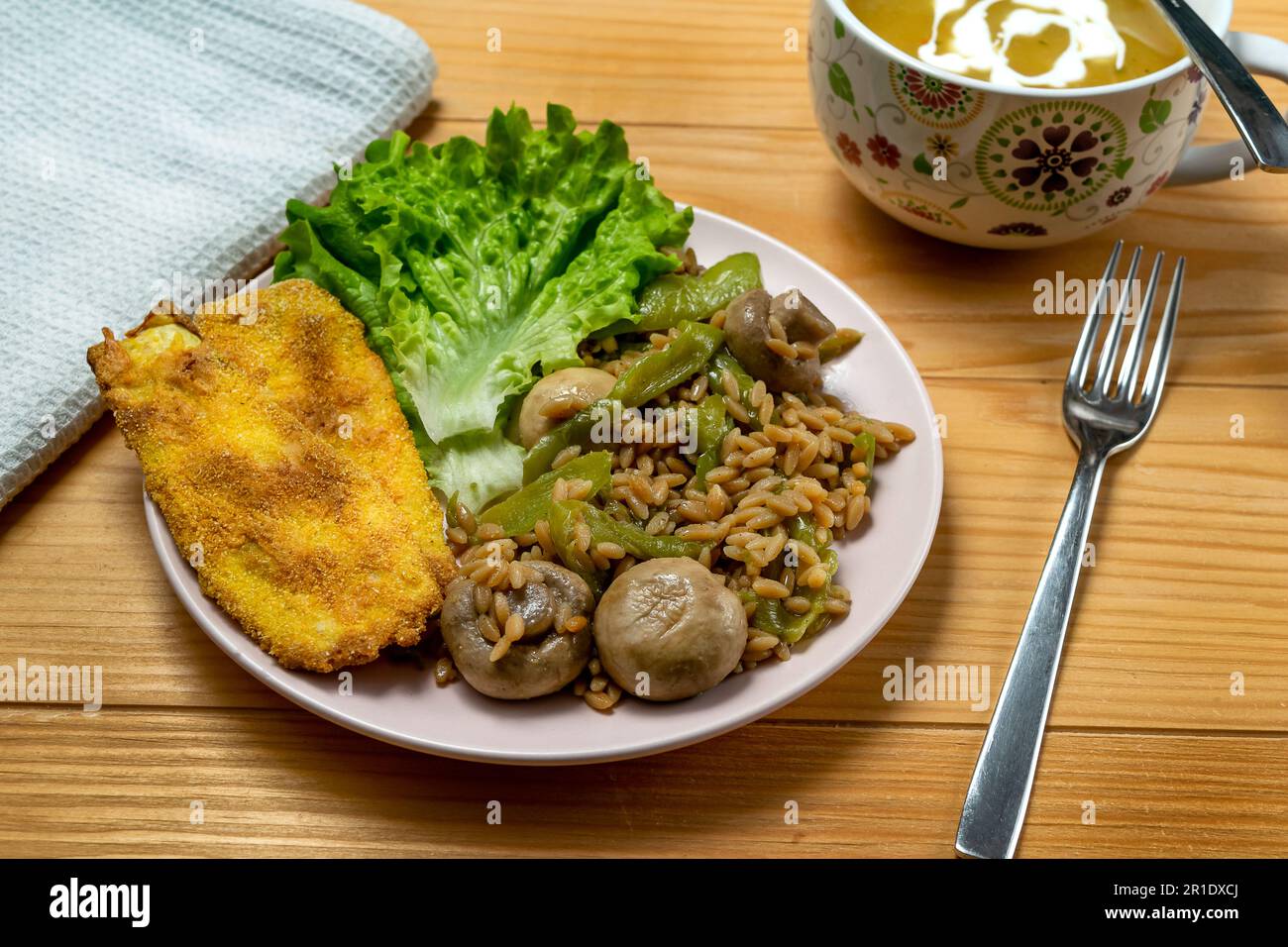 Risoni - lenticchie e ceci con funghi, zucchine fritte croccanti e insalata Foto Stock