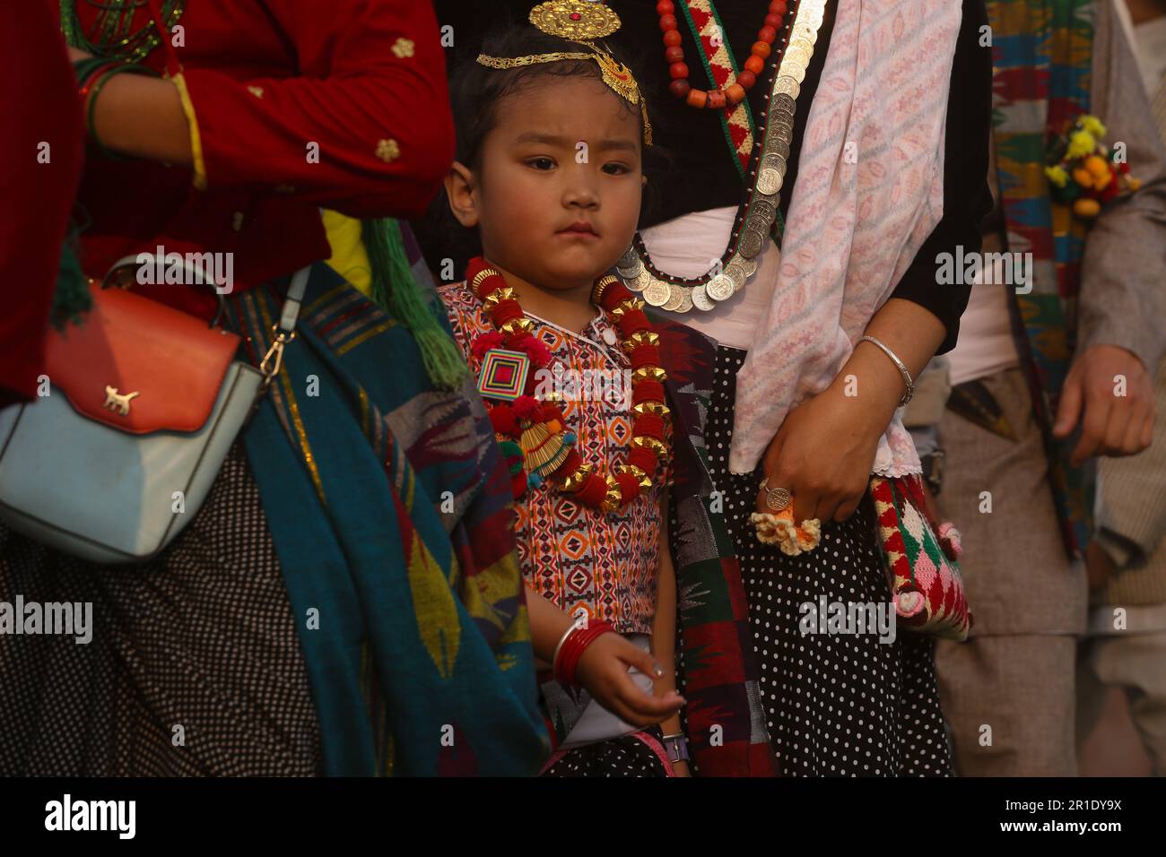 Kathmandu, Nepal. 13th maggio, 2023. Il 13 maggio 2023 a Kathmandu, Nepal. Un bambino della comunità Kirant vestito da un abito culturale si esibirà in danza tradizionale durante la celebrazione del festival “Sakela Ubhauli”. Sakela è uno dei festival più importanti della comunità Kirant, un gruppo etnico indigeno del Nepal orientale, del Sikkim, di Kalimpong e di Darjeeling. Questo festival si distingue per i due nomi “Ubhauli” e “Udhauli“ nel frattempo, viene celebrato nella giornata della luna piena rispettivamente di Baisakh e Mangsir due volte all’anno secondo il calendario nepalese. (Foto- Abhishek Maharjan/ Credit: Sipa USA/Alamy Live News Foto Stock