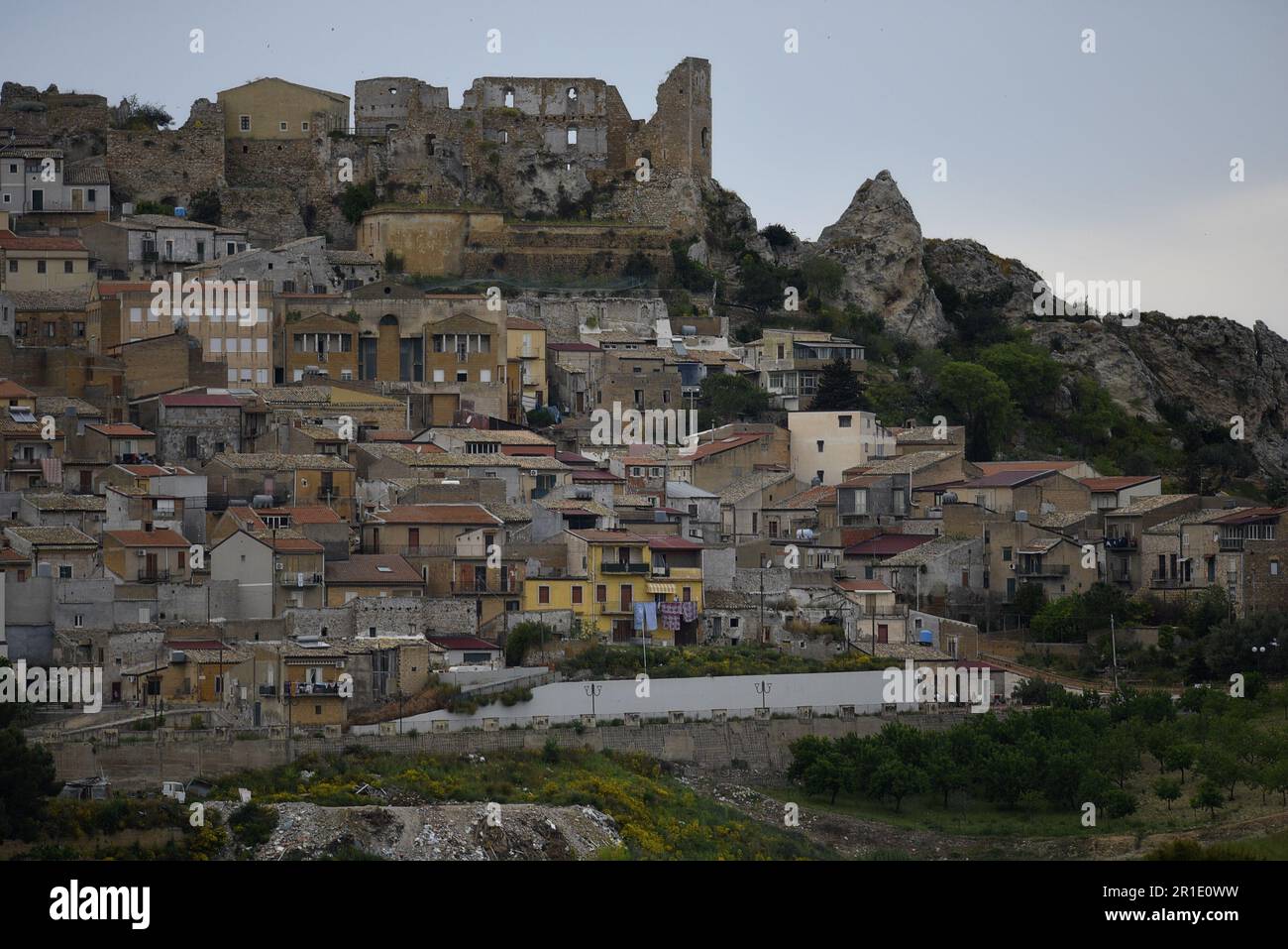 Paesaggio con vista panoramica su Pietraperzia un pittoresco borgo  medievale in Sicilia Foto stock - Alamy