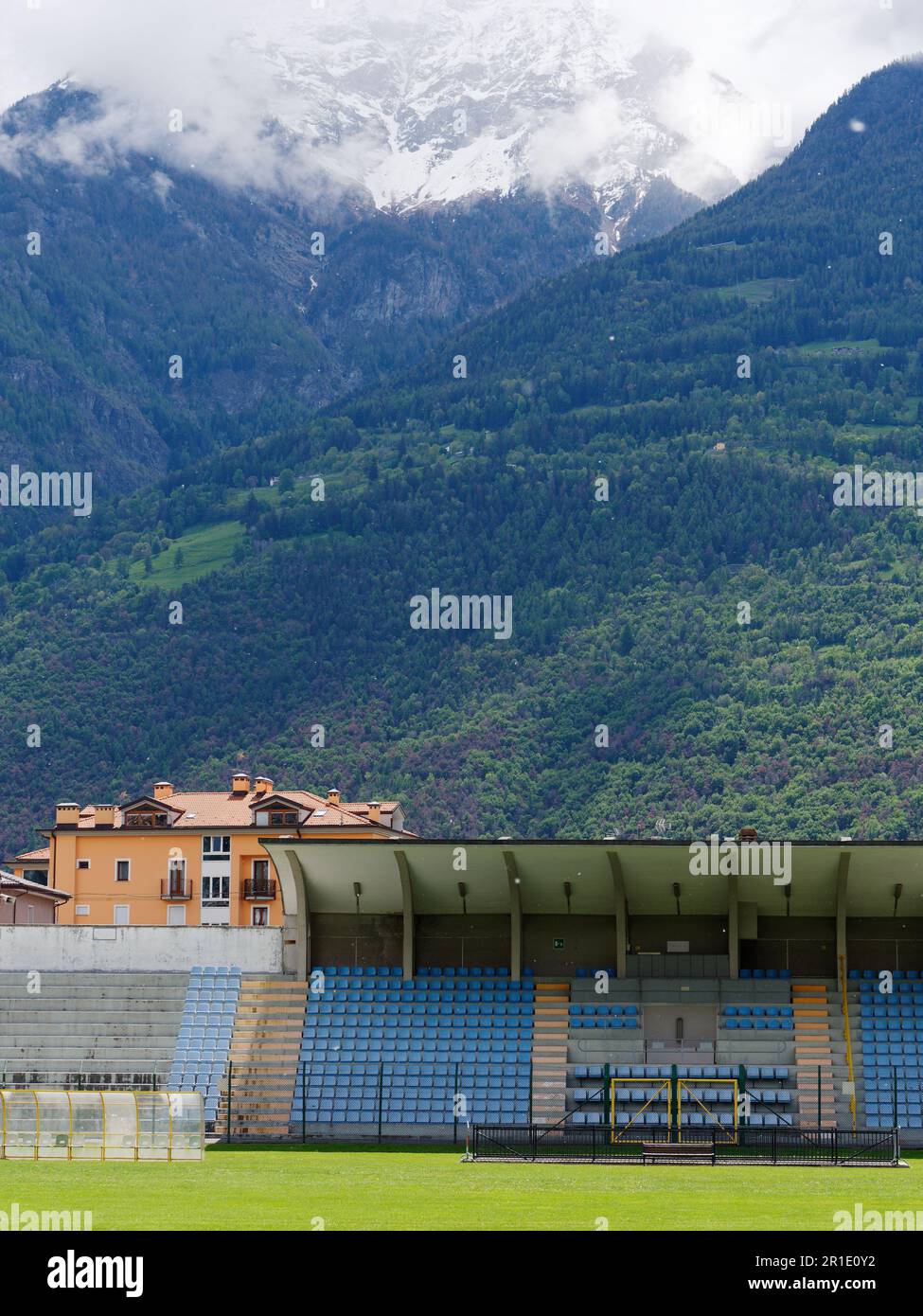 Stadio di calcio Mario Puchoz nella città di Aosta, Valle d'Aosta, NW  Italia. Nuvole spettacolari sulle alpi innevate alle spalle Foto stock -  Alamy