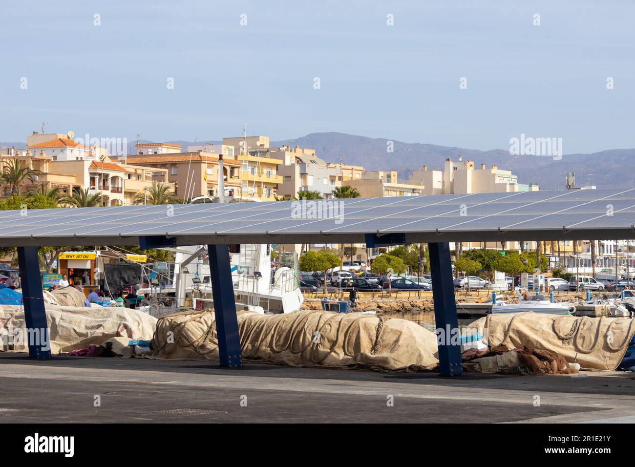 Pannelli solari in cima al parcheggio ombra nel porto di roquetas de mar, almeria, spagna Foto Stock