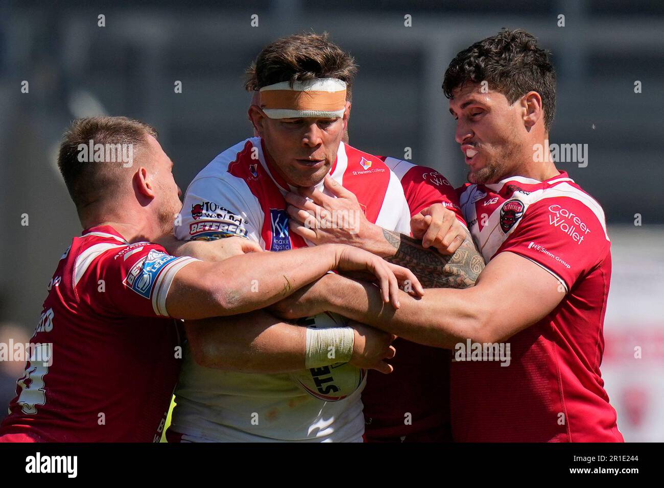 Louie McCarthy-Scarsbrook #15 di St Helens è tenuto da Sam Stone #12 di Salford Red Devils durante la partita Betfred Super League Round 12 St Helens vs Salford Red Devils al Totally Wicked Stadium, St Helens, Regno Unito, 13th maggio 2023 (Foto di Steve Flynn/News Images) Foto Stock