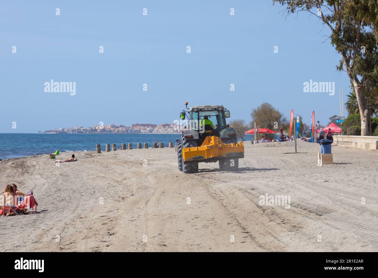 Pulizia della spiaggia con un trattore, aguadulce, almeria, spagna Foto Stock