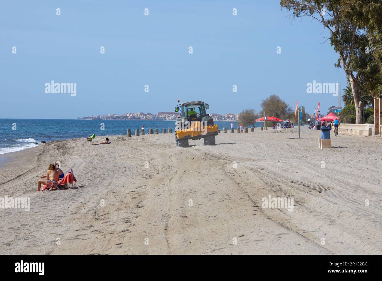 Pulizia della spiaggia con un trattore, aguadulce, almeria, spagna Foto Stock