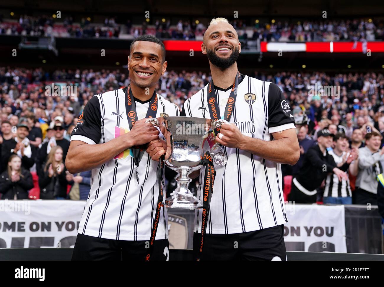 John Bostock (a destra) della contea di Notts e Richard Brindley festeggiano con il trofeo dopo la finale di play-off della Vanarama National League al Wembley Stadium, Londra. Data immagine: Sabato 13 maggio 2023. Foto Stock