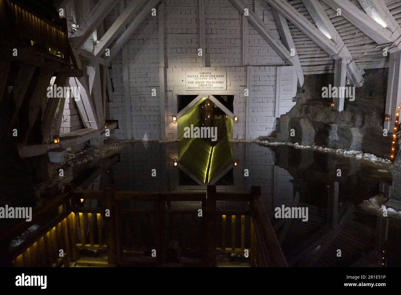 Un lago sottomarino che conduce alla Grotta Josef Pilsudski nella miniera di sale di Wieliczka, Cracovia, Polonia Foto Stock