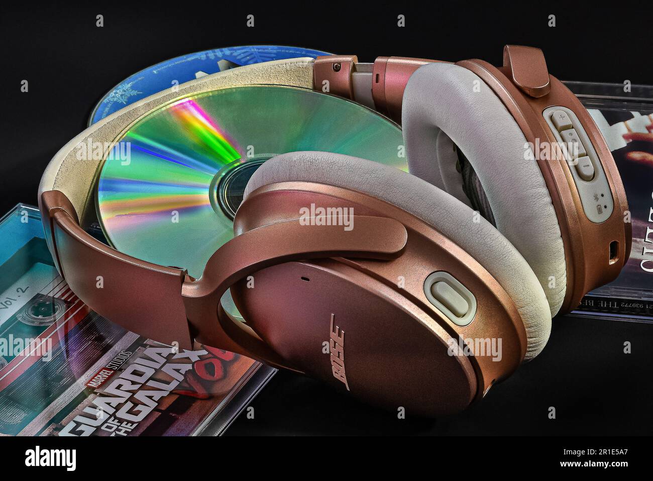 Cuffie wireless Bose per l'ascolto di musica. Una collezione di CD. Musica di altissima qualità. Foto Stock