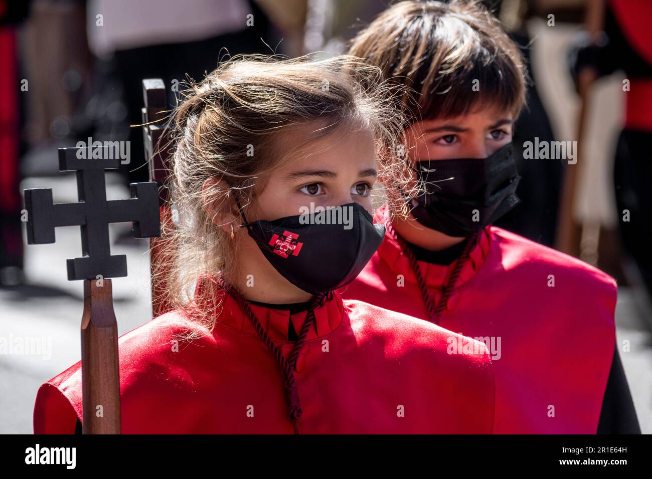 Bambini nella processione dell'Hermandad Universitaria del Santísimo Cristo de la Luz durante la Semana Santa a Valladolid, Spagna Foto Stock