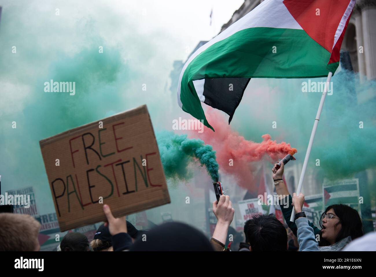 Londra, Regno Unito. 13th maggio, 2023. Durante la dimostrazione Nazionale per la Palestina si vedono dei razzi di fumo: NAKBA 75 a Londra. La dimostrazione nazionale per la Palestina: NAKBA 75 è stata organizzata dalla Campagna di solidarietà della Palestina, dalla Coalizione di Stop the War, dal Forum palestinese in Gran Bretagna, dagli amici di al-Aqsa, dall'Associazione musulmana della Gran Bretagna, dalla Campagna per il disarmo nucleare. Credit: SOPA Images Limited/Alamy Live News Foto Stock