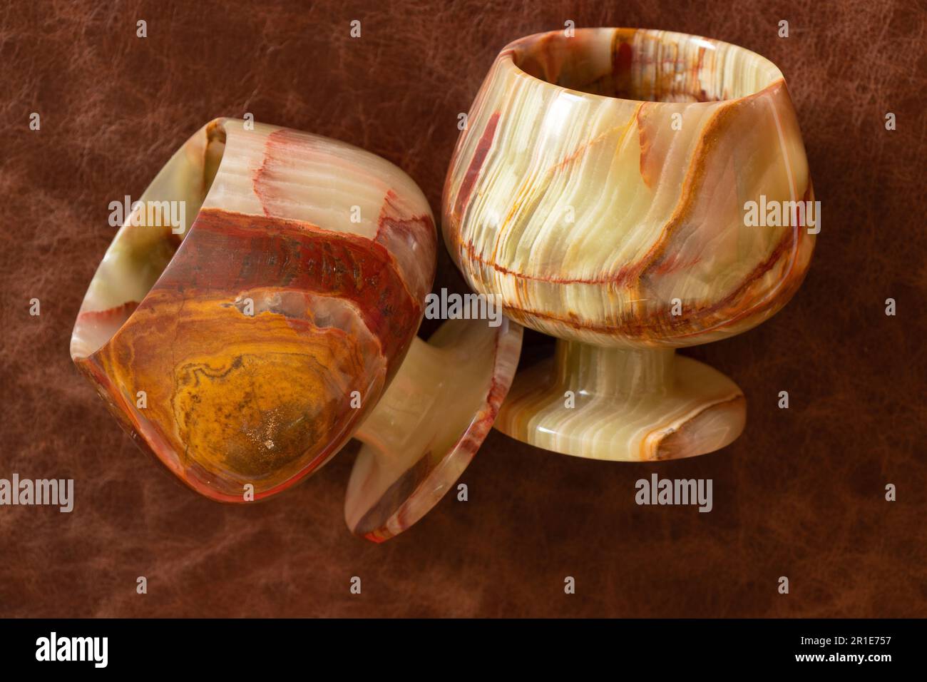 un vetro di pietra di onice su uno sfondo colorato primo piano Foto Stock