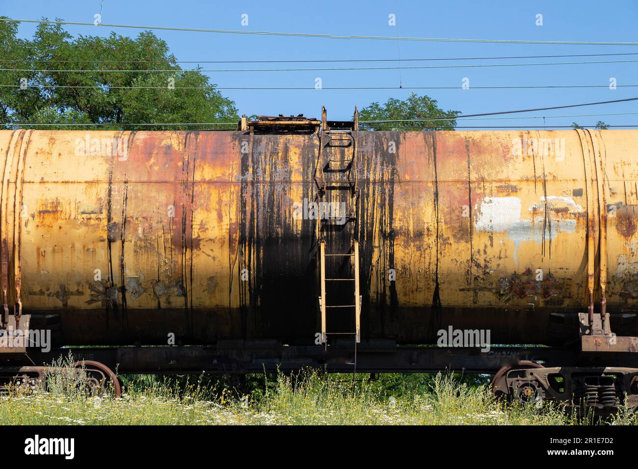 il vecchio serbatoio decommissionato per il trasporto dell'olio si trova sulla ferrovia Foto Stock