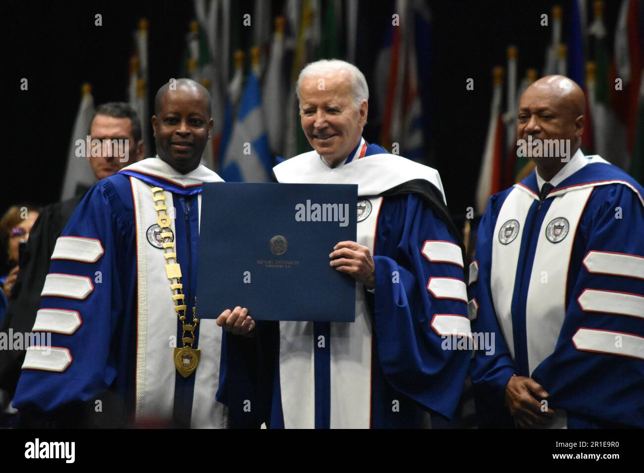 Washington, Stati Uniti. 13th maggio, 2023. Il presidente degli Stati Uniti Joe Biden è onorato con un "Dottor of Letters Degree" onorario della Howard University prima di consegnare il discorso di inizio. Il Presidente degli Stati Uniti Joe Biden è onorato con un "Dottor of Letters Degree" onorario della Howard University e tiene il 2023° discorso di inizio della Howard University presso la Capital One Arena di Washington, DC, Stati Uniti. Credit: SOPA Images Limited/Alamy Live News Foto Stock