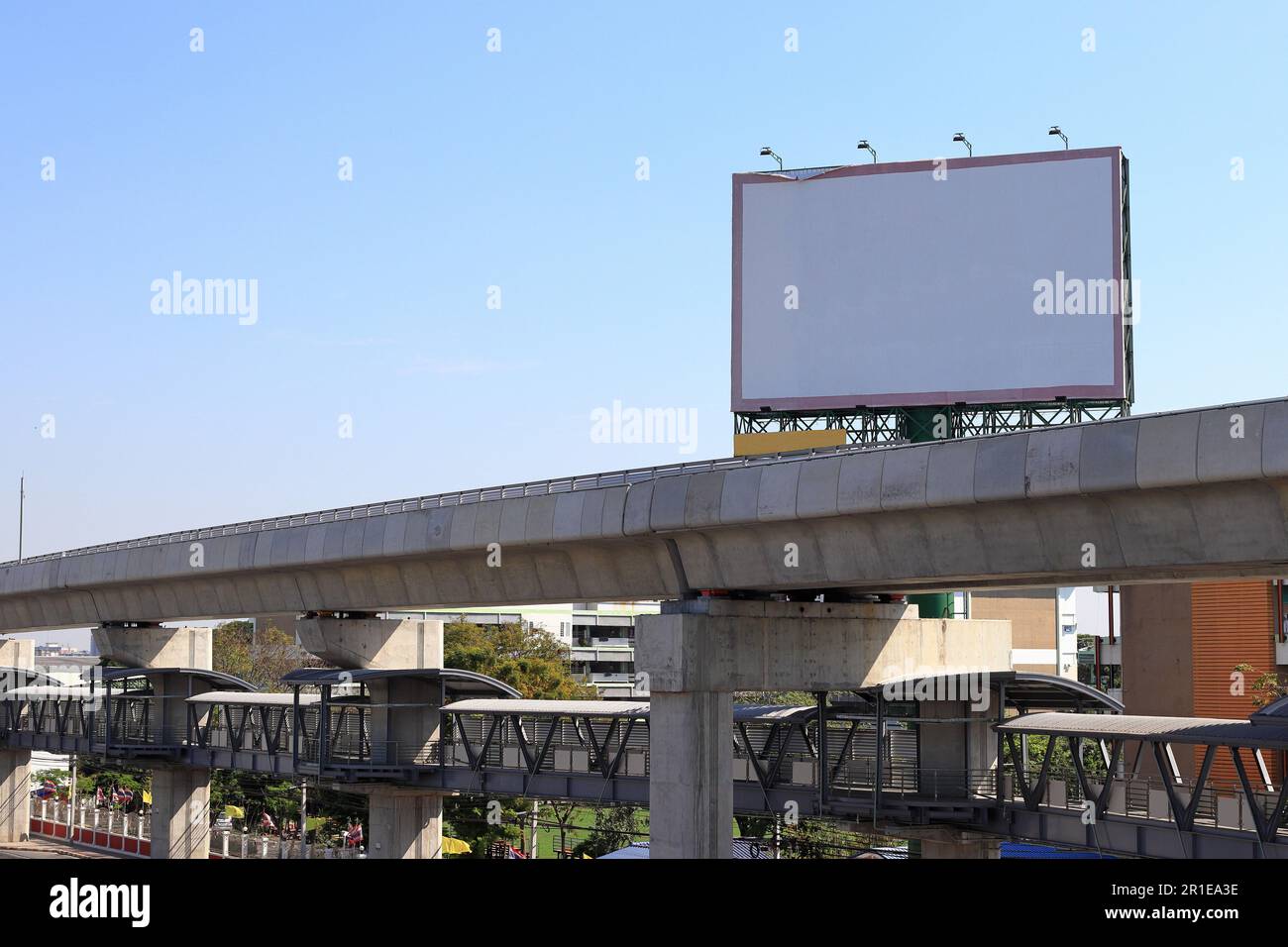 Espositore bianco vuoto sopra la pista del treno sopraelevato, cartellone vuoto per poster pubblicitari all'aperto. Foto Stock