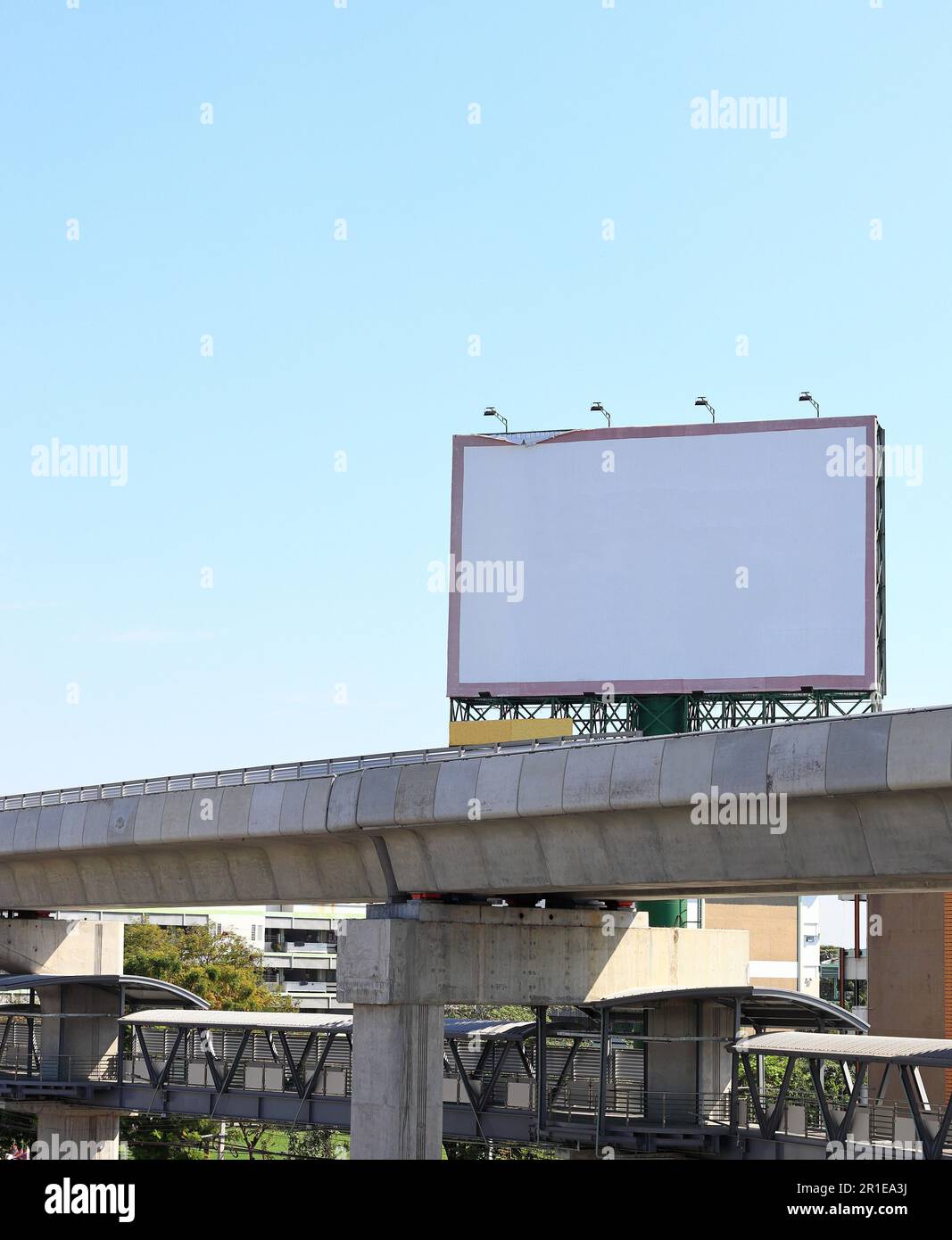 Espositore bianco vuoto sopra la pista del treno sopraelevato, cartellone vuoto per poster pubblicitari all'aperto. Foto Stock