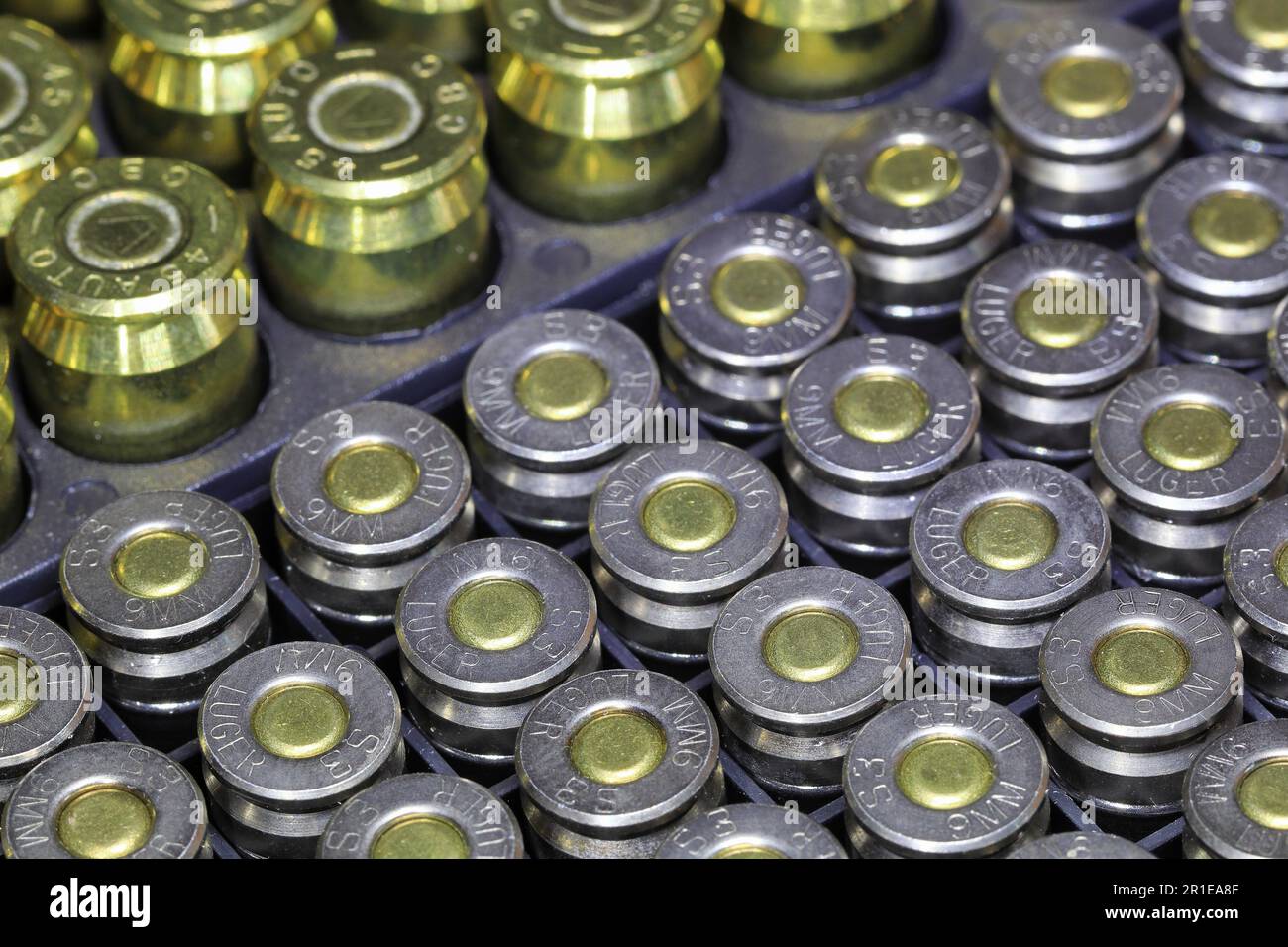 Fila di bordo e primer di 9mm cartucce parabellum e .45 o 11mm cartuccia finora. Foto Stock