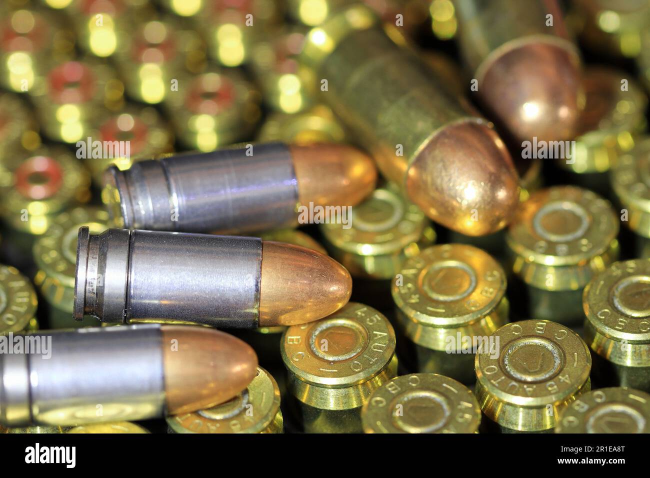 Bullet 9mm parabellum FMJ (Full Metal Jacket) e 11mm FMJ su confezione di munizioni. Foto Stock