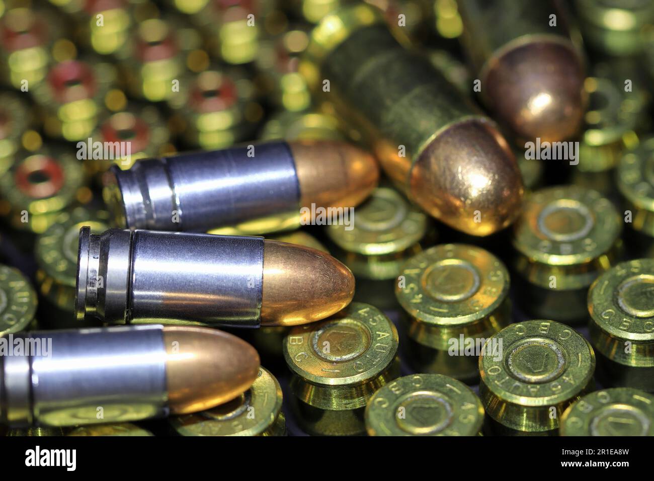 Bullet 9mm parabellum FMJ (Full Metal Jacket) e 11mm FMJ su confezione di munizioni. Foto Stock