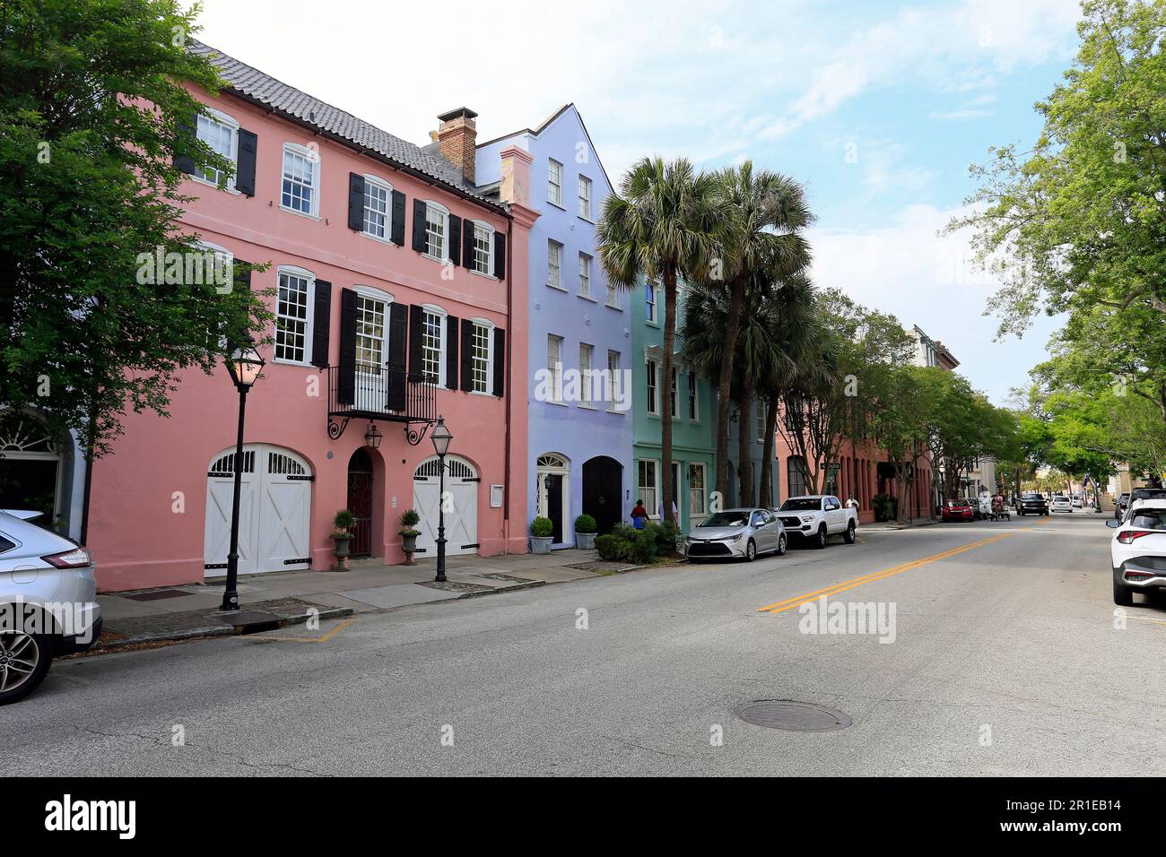 2023, update, Rainbow Row è il nome di una serie di tredici case storiche colorate a Charleston, South Carolina, USA Foto Stock