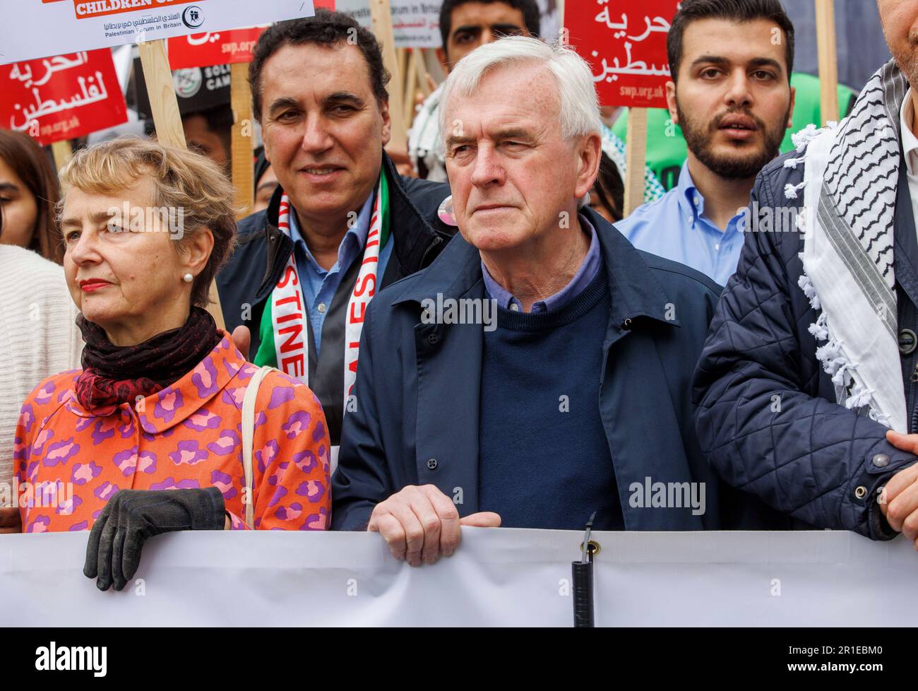 Londra, Regno Unito. 13th maggio, 2023. Il deputato John McDonnell Free Palestine, End Apartheid, termina la manifestazione di occupazione nel centro di Londra. Manifestazione commemorativa del 75th° anniversario della Nakba, il processo di pulizia etnica, colonizzazione e espropriazione che ha visto oltre 750.000 palestinesi cacciati in esilio e più di 500 città e villaggi cancellati dalla mappa. Credit: Karl Black/Alamy Live News Foto Stock