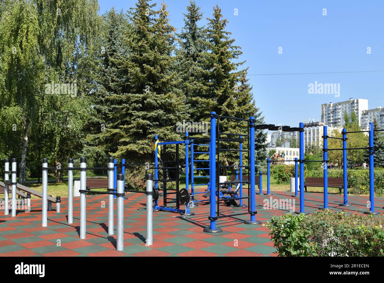Mosca, Russia - 17 agosto 2022. complesso sportivo all'aperto con attrezzature per l'allenamento dei pesi Foto Stock
