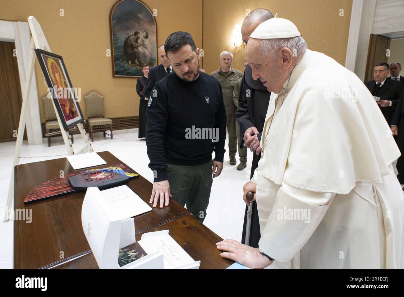 Il Presidente dell'Ucraina Volodymyr Zelenskyy è raffigurato durante l'incontro con Papa Francesco sabato 13 maggio 2023, nell'ambito della sua visita ufficiale nella Repubblica d'Italia e in Vaticano. Zelenskyy ha invitato sua Santità a condannare l'aggressione militare della Russia contro l'Ucraina e ha sottolineato che non può esserci uguaglianza tra la vittima e l'aggressore. Foto tramite Ufficio Stampa Presidenziale Ucraina/UPIPresident dell'Ucraina Volodymyr Zelenskyy è raffigurato durante il suo incontro con Papa Francesco sabato 13 maggio 2023, nell'ambito della sua visita ufficiale nella Repubblica d'Italia e in Vaticano. Z Foto Stock