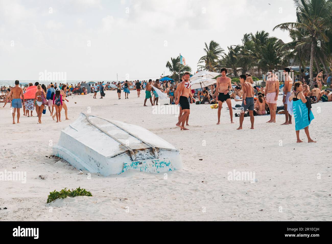 Una spiaggia affollata e piena di turisti a Playa Pescadores Tulum, Messico Foto Stock