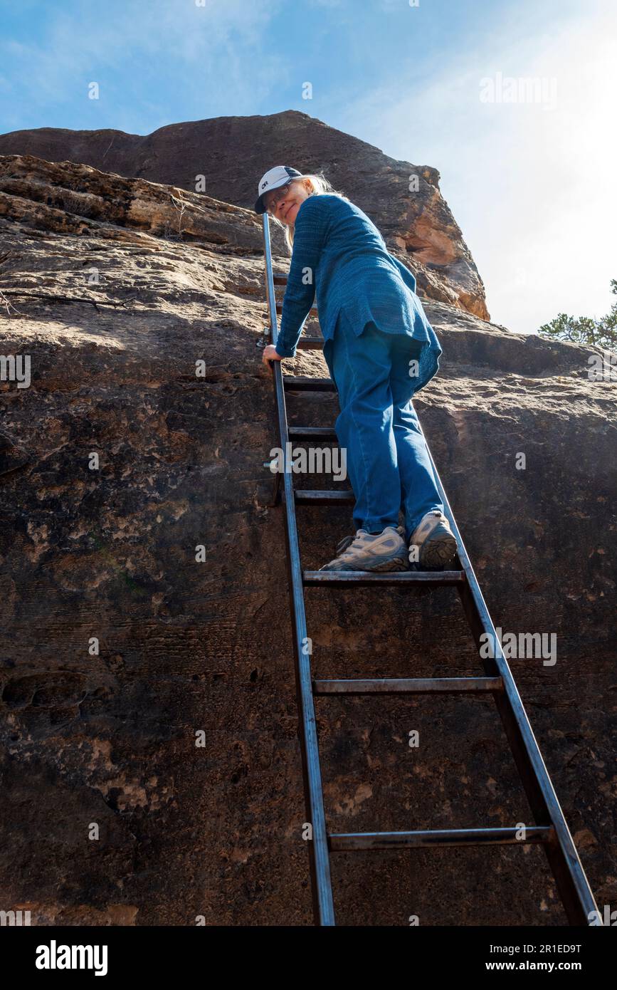 Il turista senior femminile esplora il Cave Spring Trail, un sito ancestrale di 1.000 anni e un campo di cowboy; il Canyonlands National Park; lo Utah; gli Stati Uniti Foto Stock