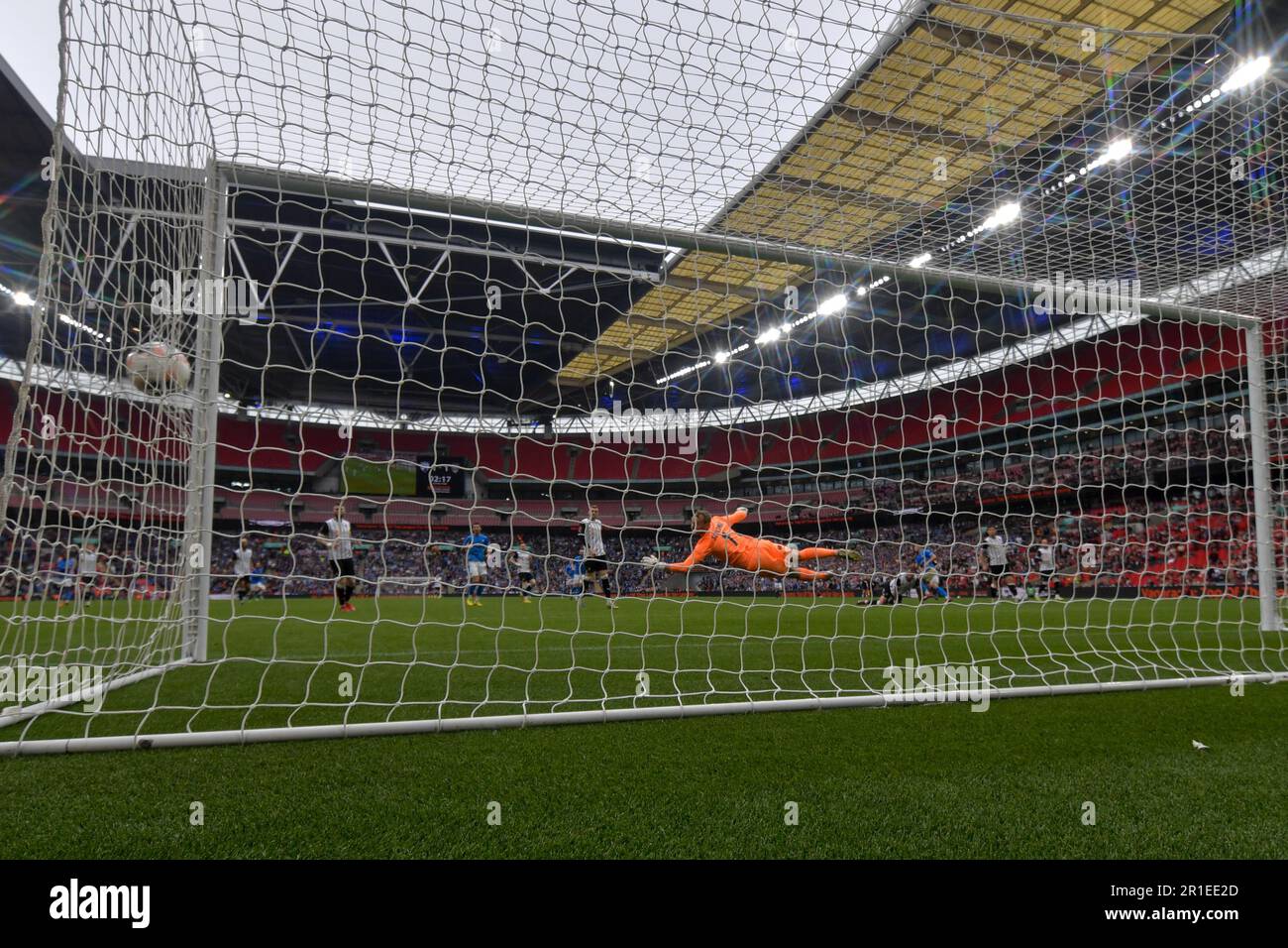 Il colpo di Armando Dobra di Chesterfield arriva all'angolo superiore durante la finale di Play-off della Vanarama National League tra Chesterfield e Notts County al Wembley Stadium, Londra, sabato 13th maggio 2023. (Foto: Scott Llewellyn | NOTIZIE MI) Credit: NOTIZIE MI & Sport /Alamy Live News Foto Stock