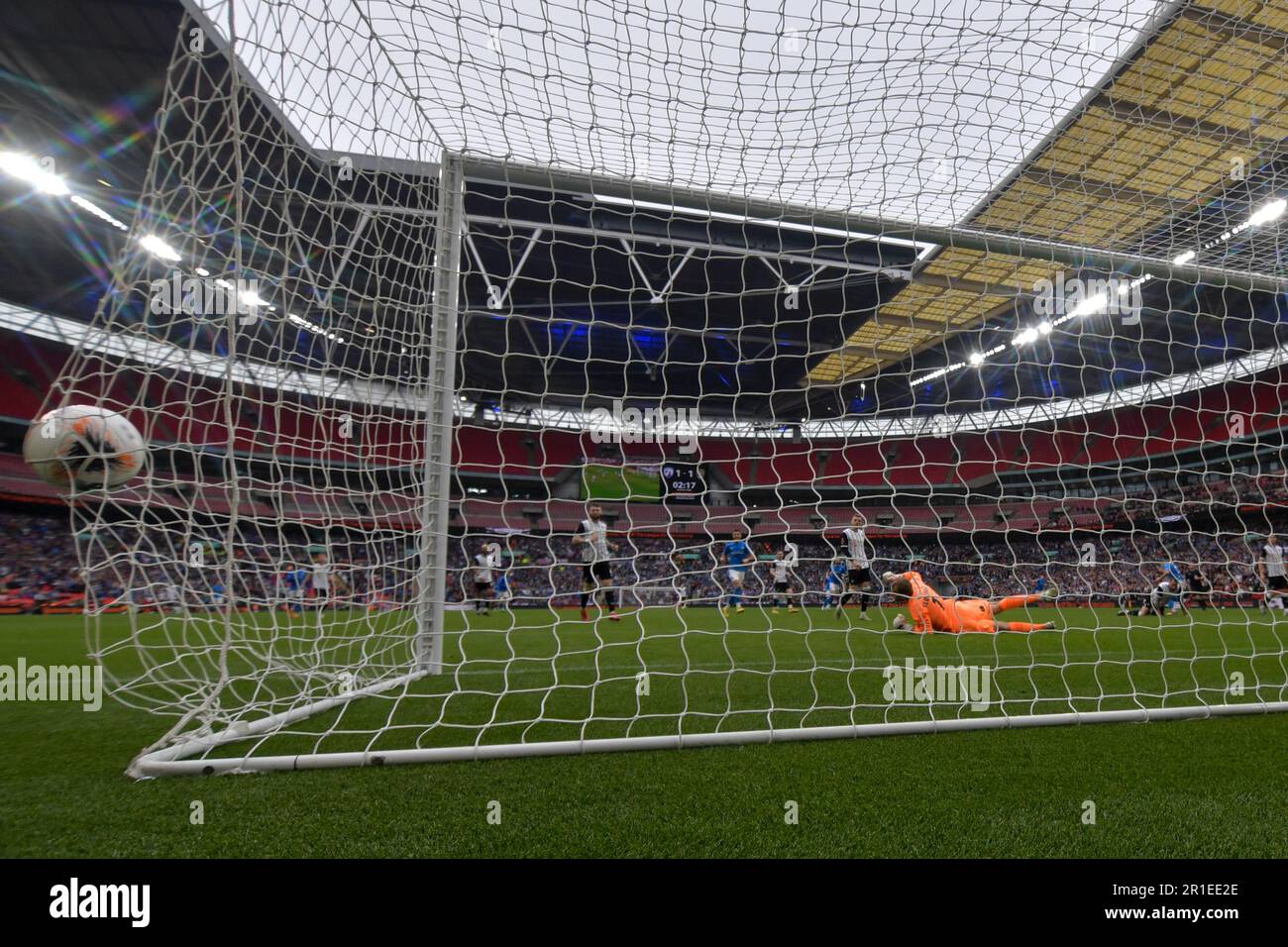 Il colpo di Armando Dobra di Chesterfield arriva all'angolo superiore durante la finale di Play-off della Vanarama National League tra Chesterfield e Notts County al Wembley Stadium, Londra, sabato 13th maggio 2023. (Foto: Scott Llewellyn | NOTIZIE MI) Credit: NOTIZIE MI & Sport /Alamy Live News Foto Stock
