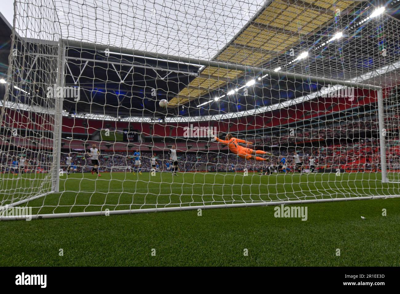 Il colpo di Armando Dobra di Chesterfield arriva all'angolo superiore durante la finale di Play-off della Vanarama National League tra Chesterfield e Notts County al Wembley Stadium, Londra, sabato 13th maggio 2023. (Foto: Scott Llewellyn | NOTIZIE MI) Credit: NOTIZIE MI & Sport /Alamy Live News Foto Stock