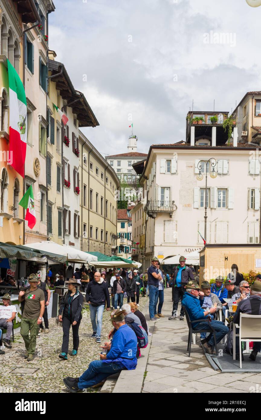 Udine, Italia (13th maggio 2023) - Piazza Matteotti affollato con alcuni dei partecipanti all'incontro annuale delle truppe alpine Foto Stock